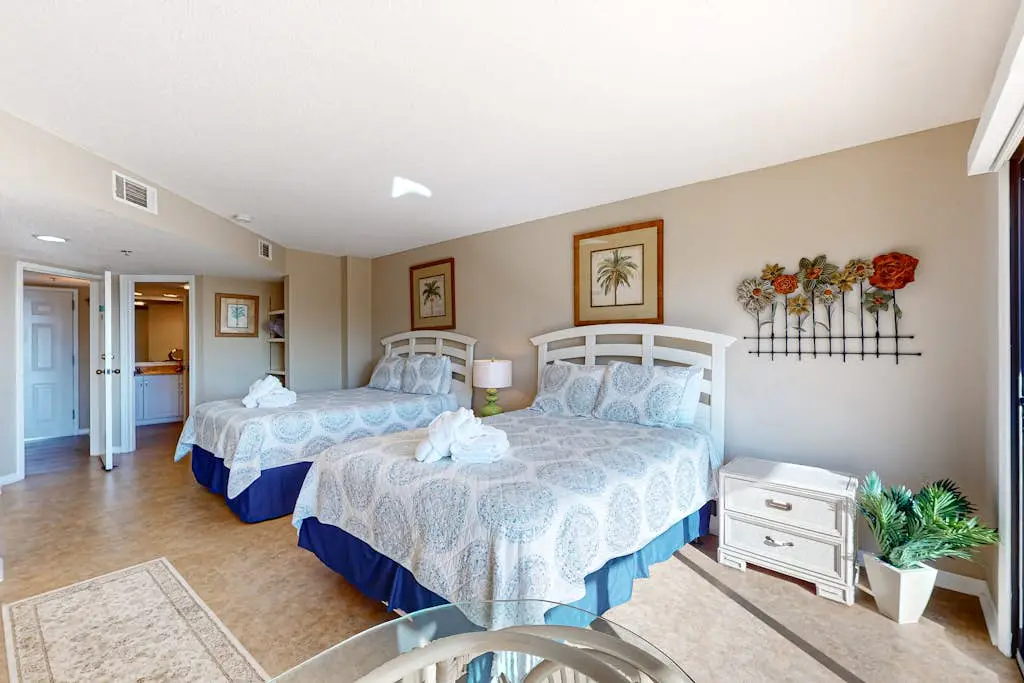 Ocean view condo with 2 balconies, new pool complex, hot tub & sauna