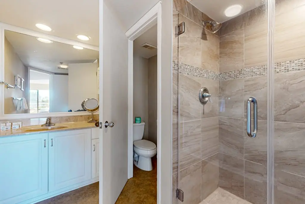 Ocean view condo with 2 balconies, new pool complex, hot tub & sauna