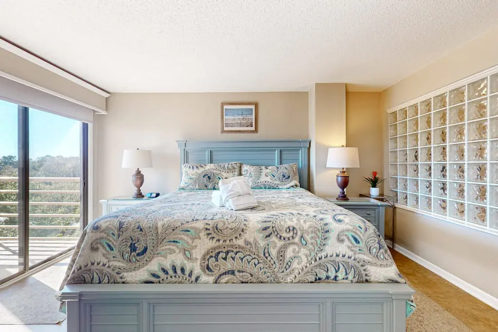 Ocean view condo with 2 balconies, new pool complex, hot tub & sauna