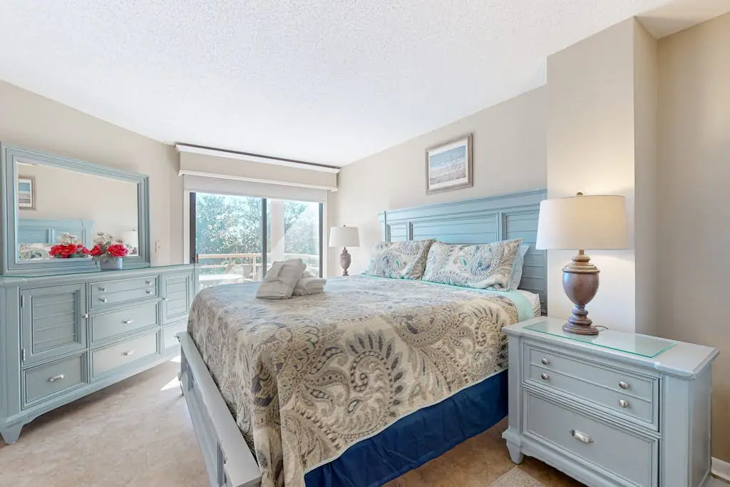Ocean view condo with 2 balconies, new pool complex, hot tub & sauna
