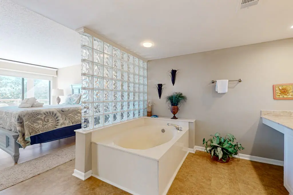 Ocean view condo with 2 balconies, new pool complex, hot tub & sauna