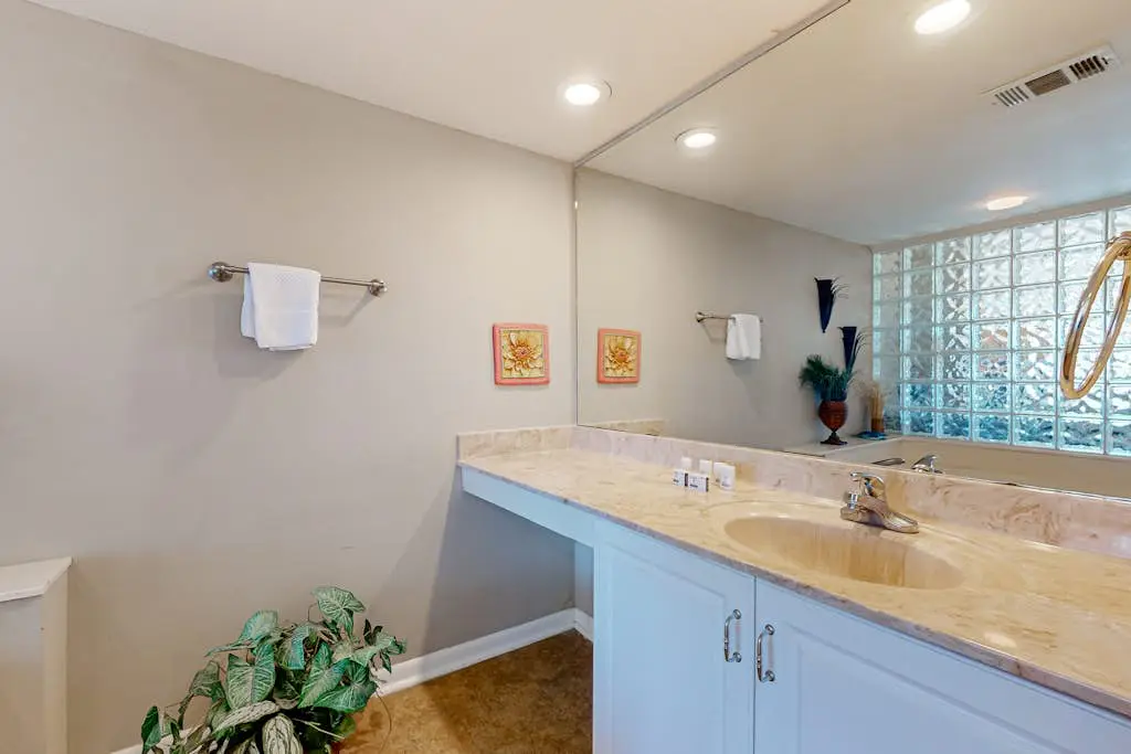 Ocean view condo with 2 balconies, new pool complex, hot tub & sauna