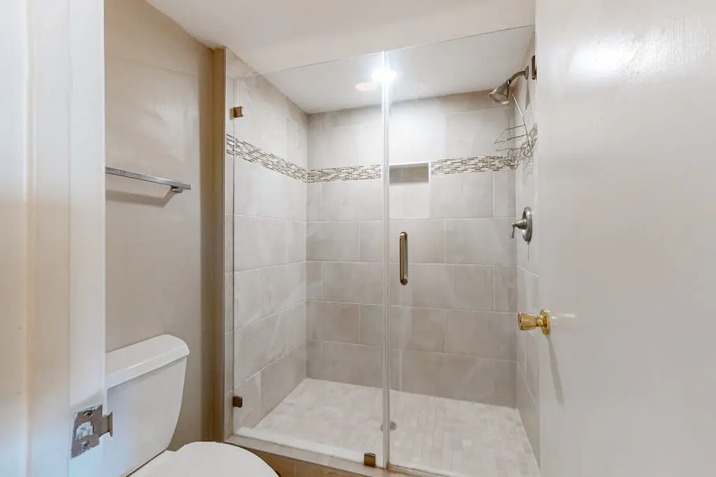 Ocean view condo with 2 balconies, new pool complex, hot tub & sauna