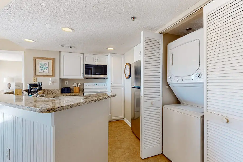 Ocean view condo with 2 balconies, new pool complex, hot tub & sauna