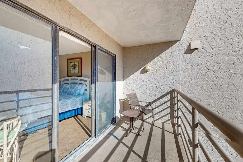 Ocean view condo with 2 balconies, new pool complex, hot tub & sauna
