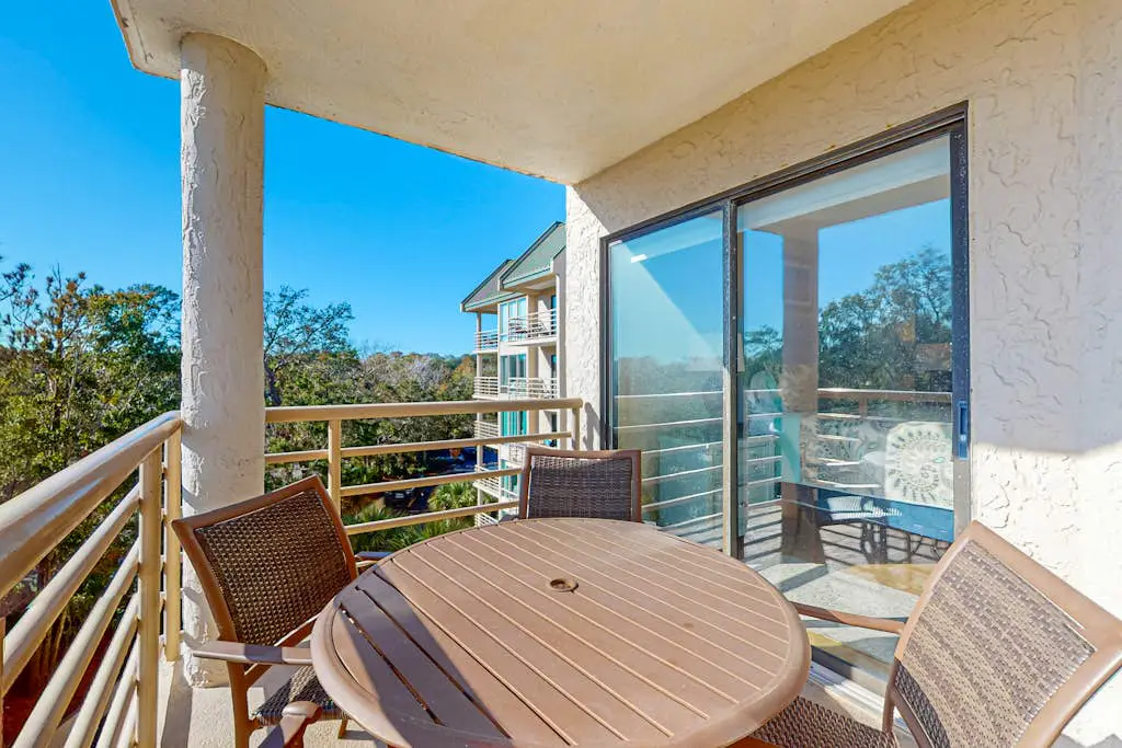 Ocean view condo with 2 balconies, new pool complex, hot tub & sauna