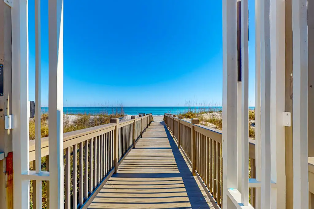 Ocean view condo with 2 balconies, new pool complex, hot tub & sauna