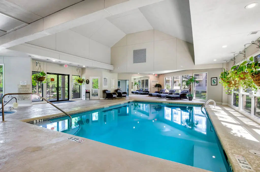 Ocean view condo with 2 balconies, new pool complex, hot tub & sauna