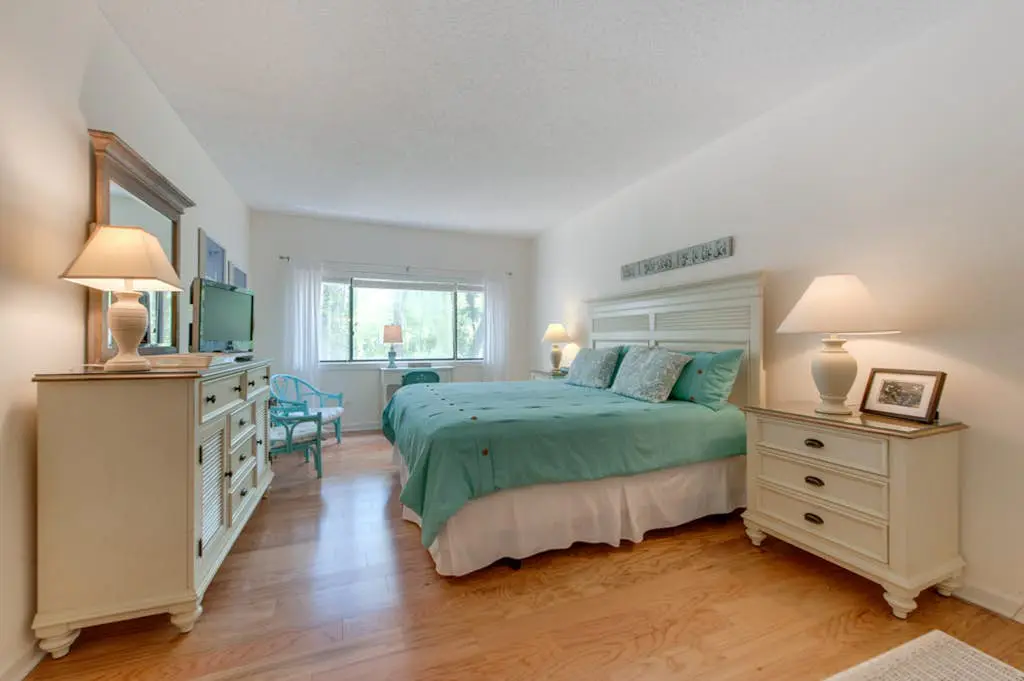 Family-friendly condo with washer/dryer, central AC, & outdoor pool