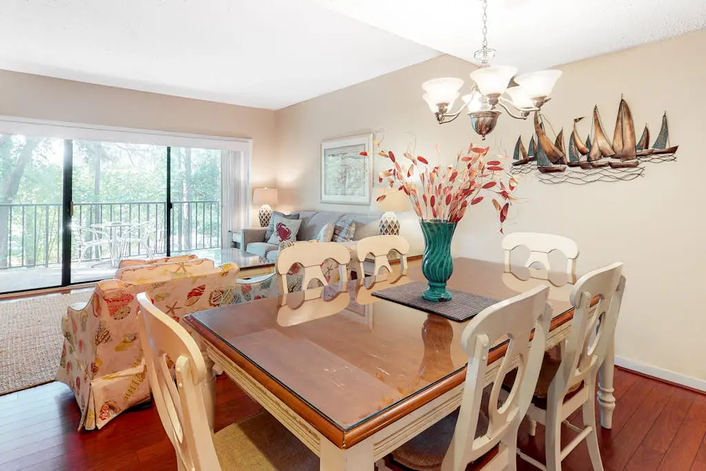 Second-floor condo with balcony, shared outdoor pool, central AC