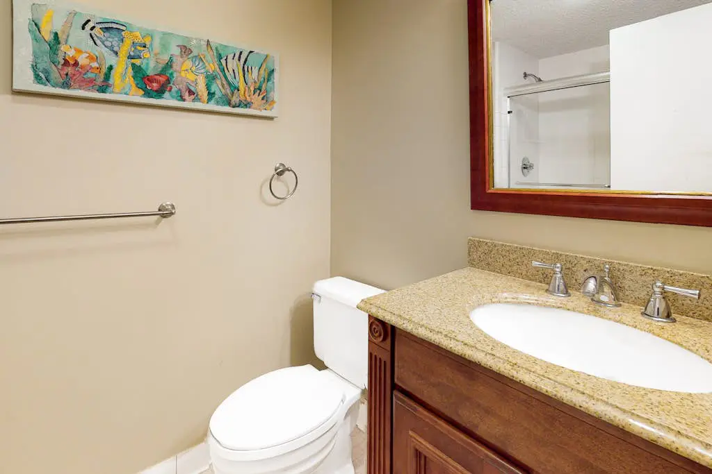 Second-floor condo with balcony, shared outdoor pool, central AC