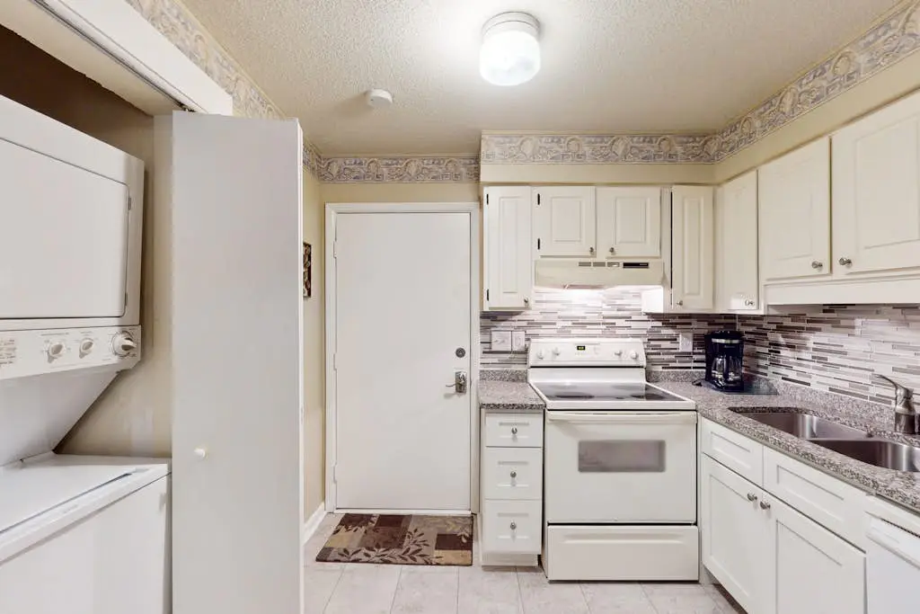 Gated Getaway w/ 2 Pools, Hot Tub & 10 Clay Tennis Courts, 350 Yards to Beach