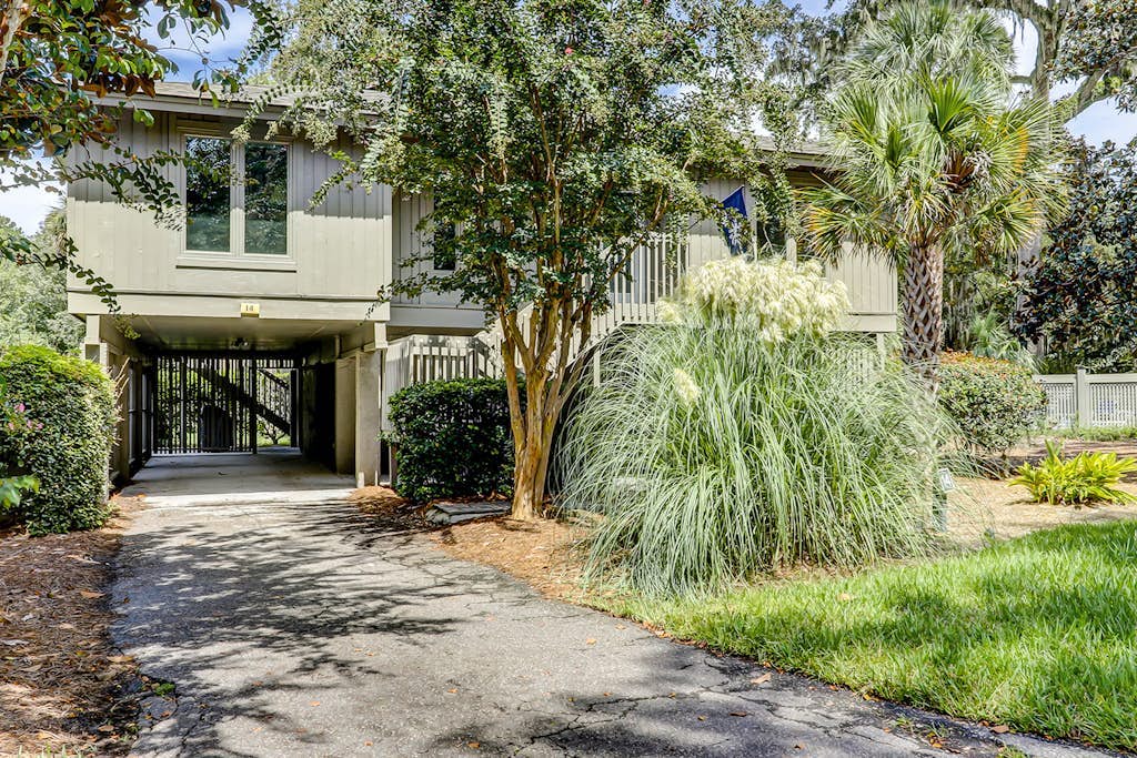 Secluded getaway private hot tub & deck less than a mile to Shipyard Beach