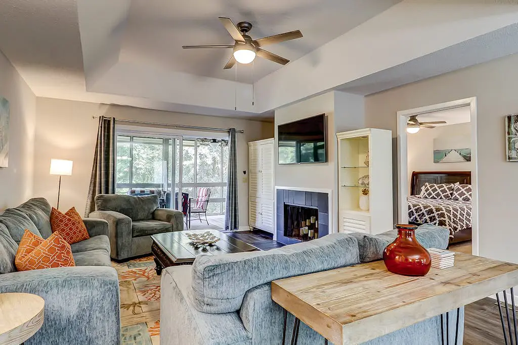 Secluded getaway: private hot tub & deck - less than a mile to Shipyard Beach