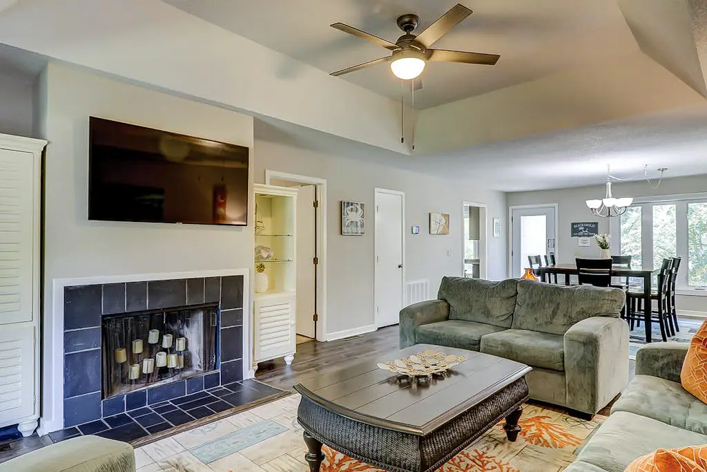 Secluded getaway: private hot tub & deck - less than a mile to Shipyard Beach