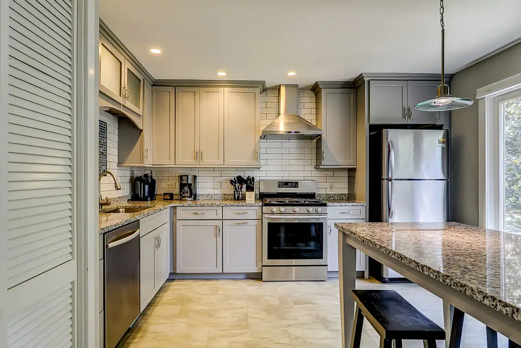 Secluded getaway: private hot tub & deck - less than a mile to Shipyard Beach