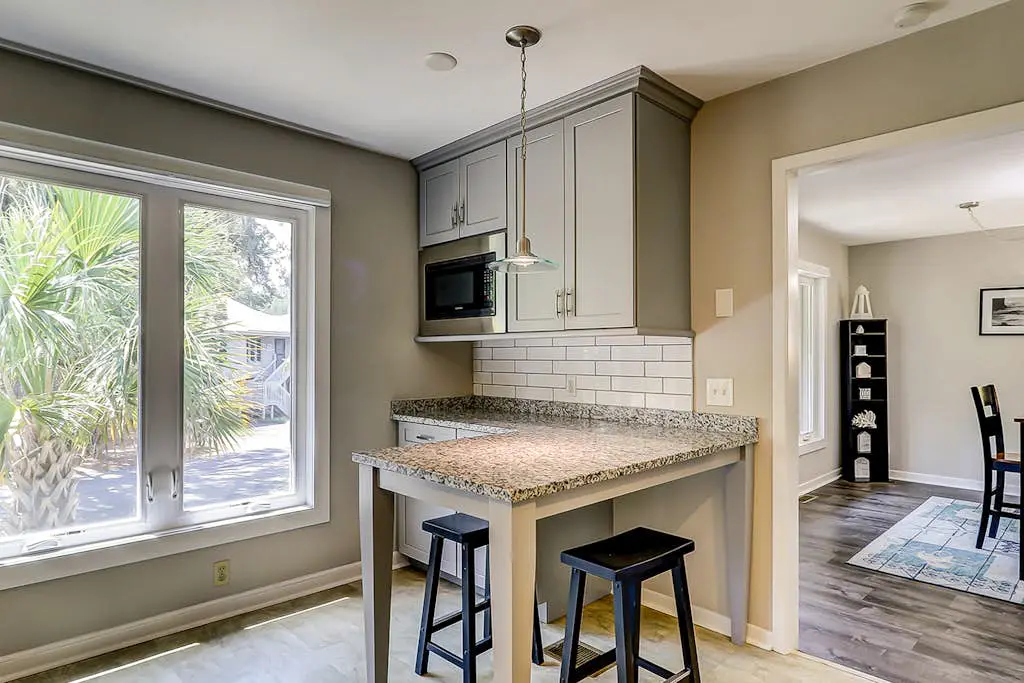 Secluded getaway: private hot tub & deck - less than a mile to Shipyard Beach