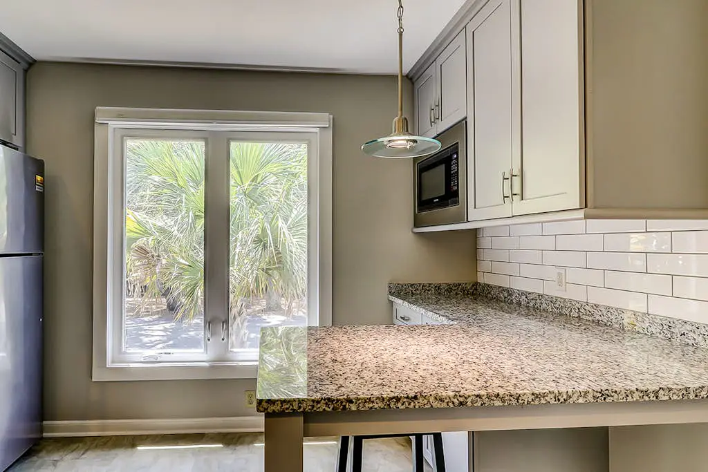 Secluded getaway: private hot tub & deck - less than a mile to Shipyard Beach