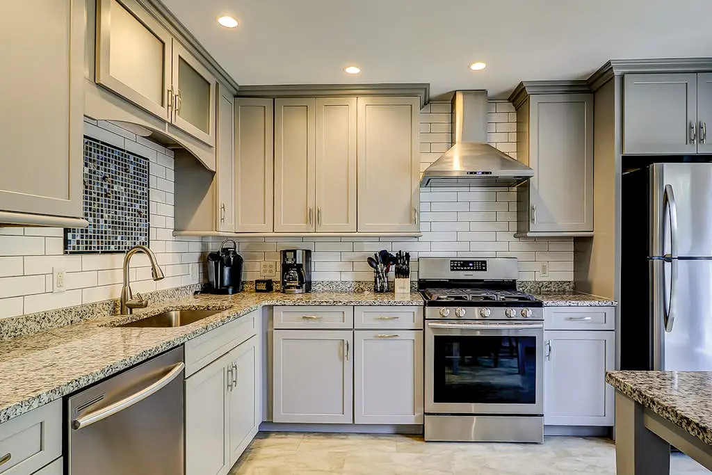 Secluded getaway: private hot tub & deck - less than a mile to Shipyard Beach