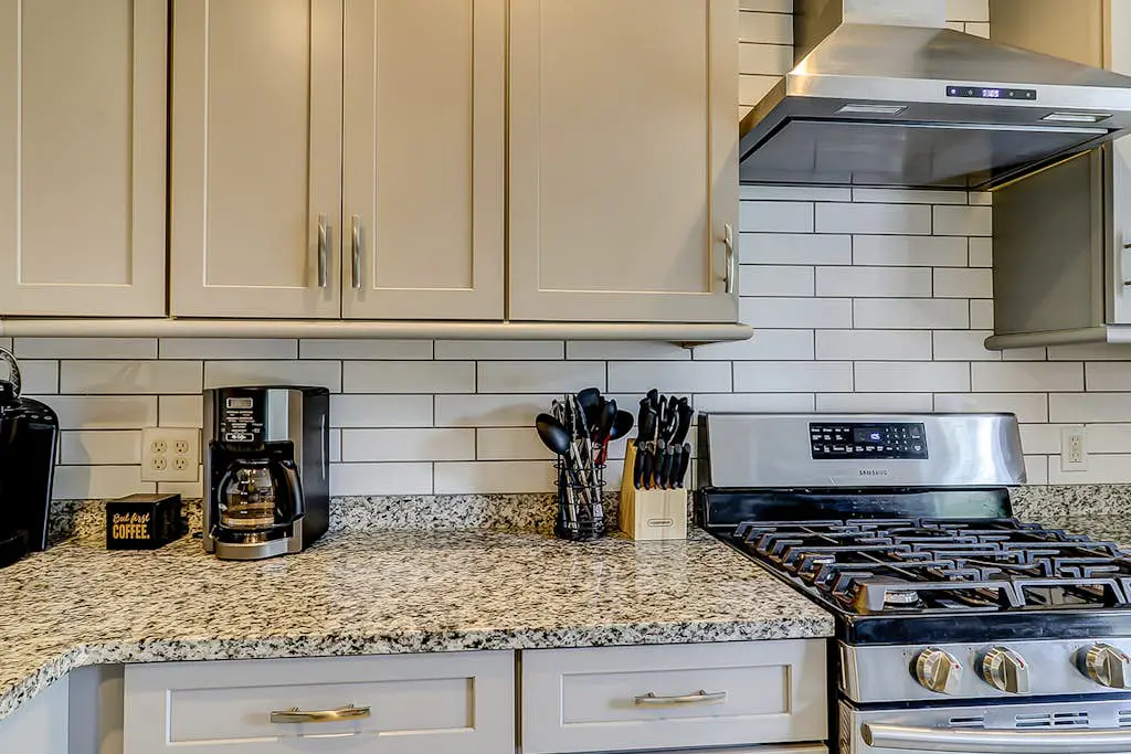 Secluded getaway: private hot tub & deck - less than a mile to Shipyard Beach