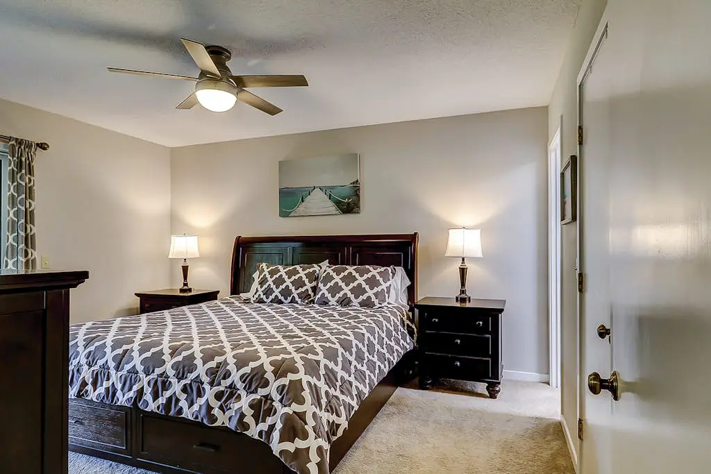 Secluded getaway: private hot tub & deck - less than a mile to Shipyard Beach