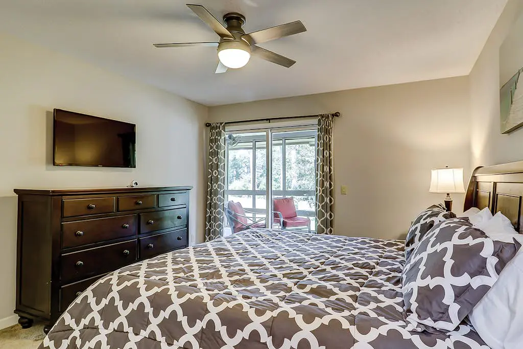 Secluded getaway: private hot tub & deck - less than a mile to Shipyard Beach