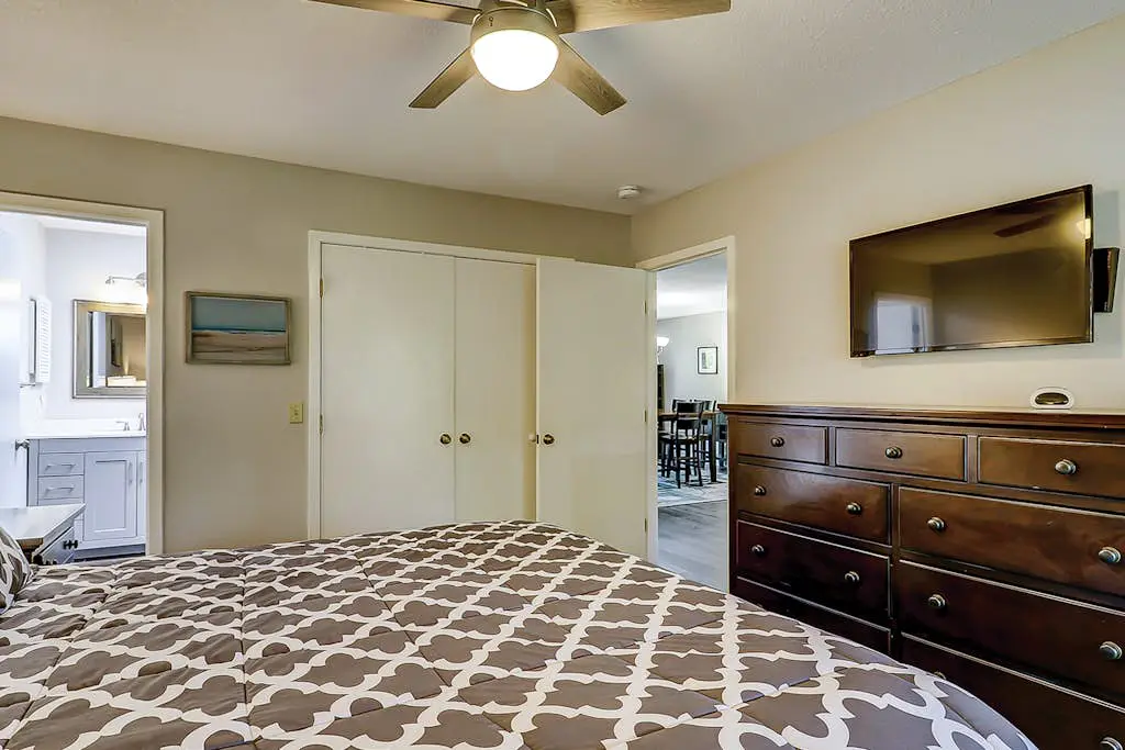 Secluded getaway: private hot tub & deck - less than a mile to Shipyard Beach