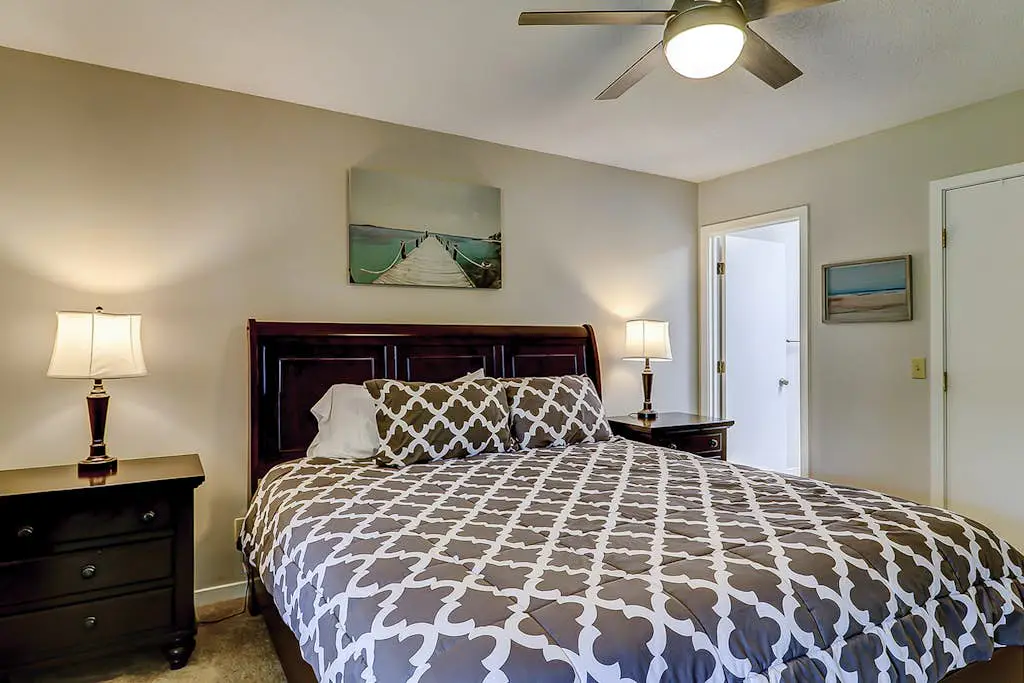 Secluded getaway: private hot tub & deck - less than a mile to Shipyard Beach