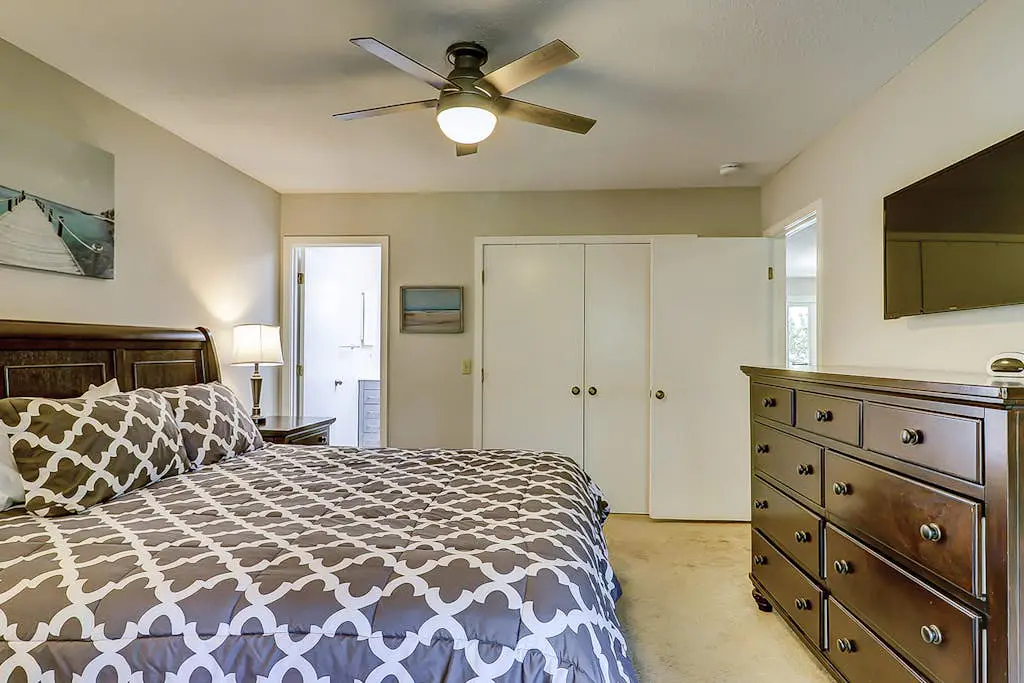 Secluded getaway: private hot tub & deck - less than a mile to Shipyard Beach