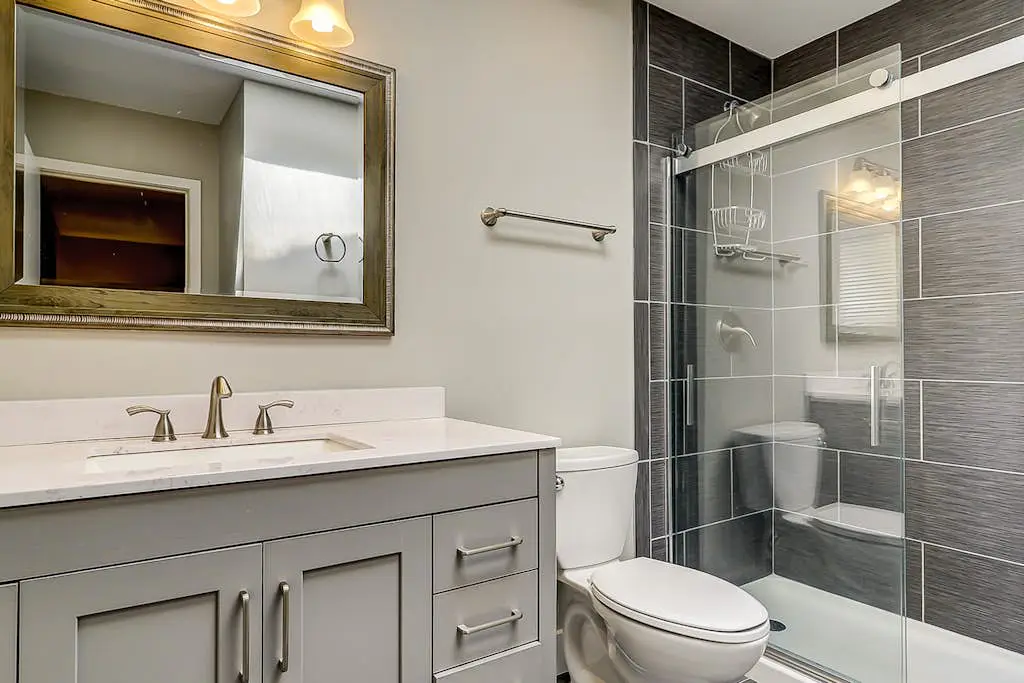Secluded getaway: private hot tub & deck - less than a mile to Shipyard Beach