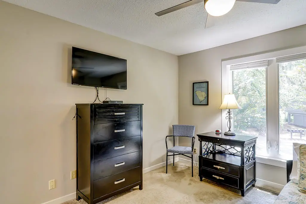 Secluded getaway: private hot tub & deck - less than a mile to Shipyard Beach