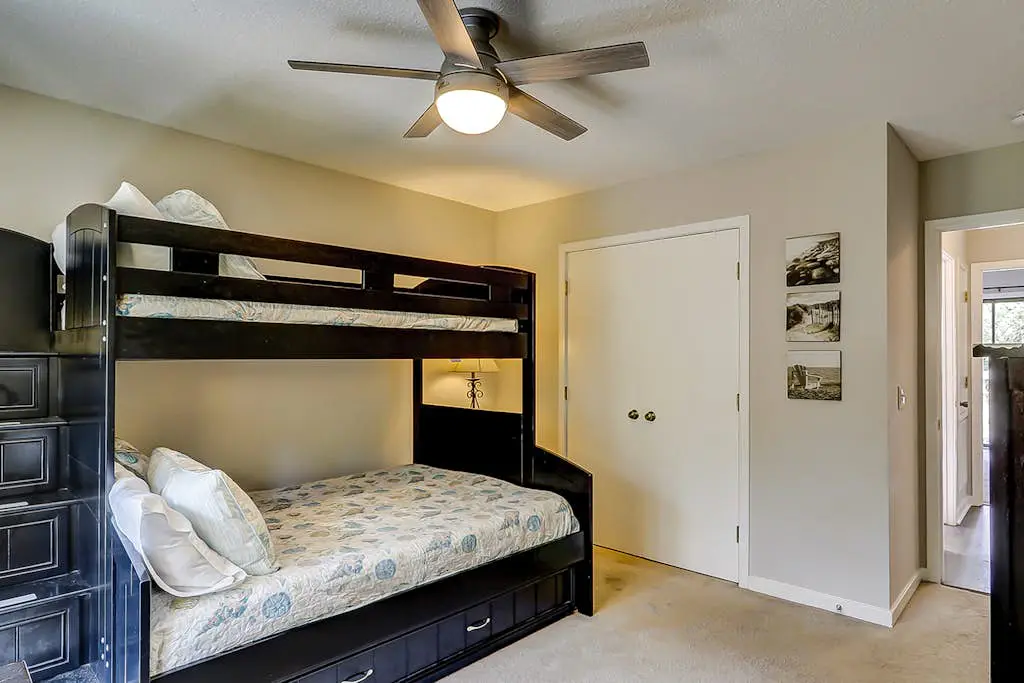 Secluded getaway: private hot tub & deck - less than a mile to Shipyard Beach