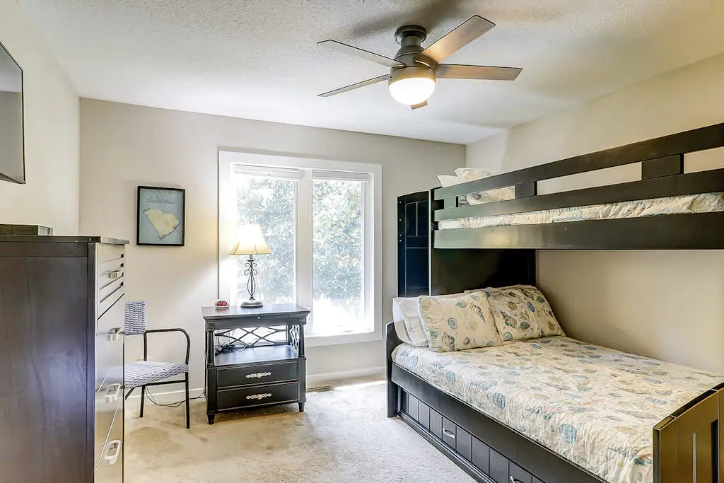 Secluded getaway: private hot tub & deck - less than a mile to Shipyard Beach