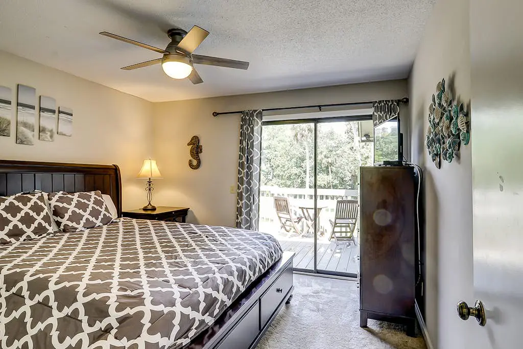 Secluded getaway: private hot tub & deck - less than a mile to Shipyard Beach