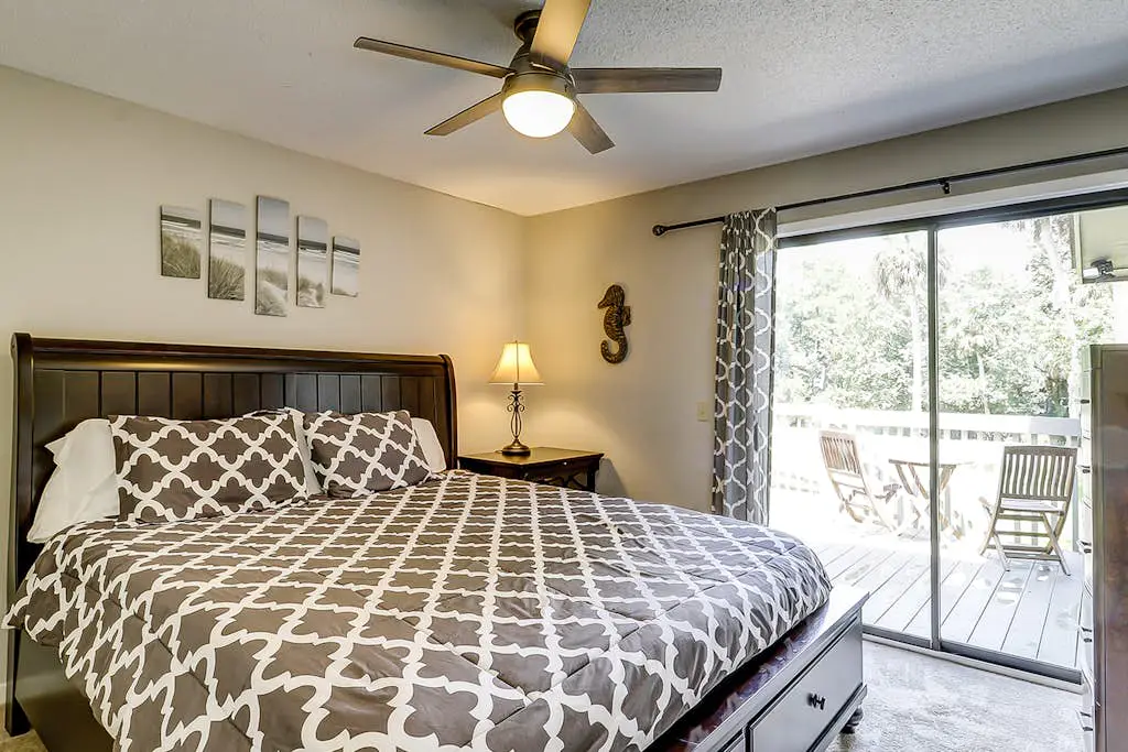Secluded getaway: private hot tub & deck - less than a mile to Shipyard Beach