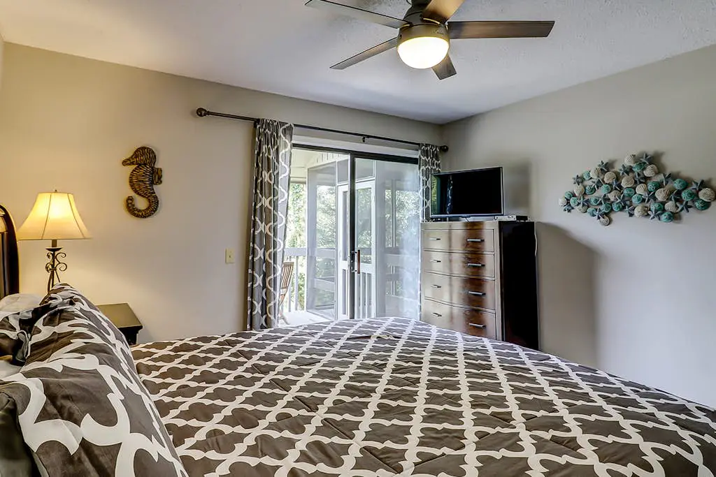 Secluded getaway: private hot tub & deck - less than a mile to Shipyard Beach