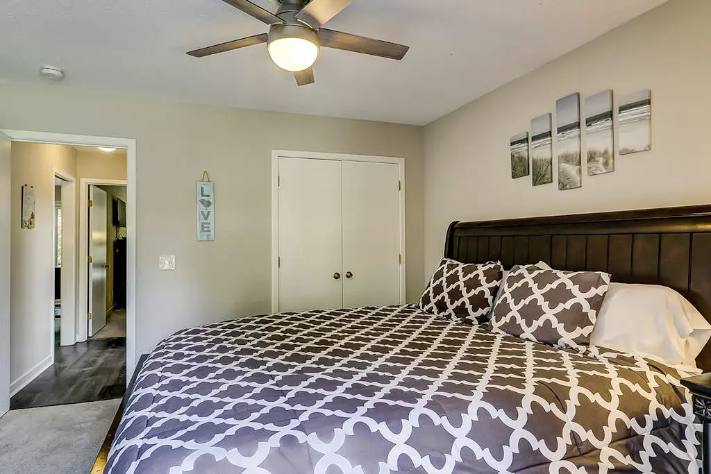 Secluded getaway: private hot tub & deck - less than a mile to Shipyard Beach