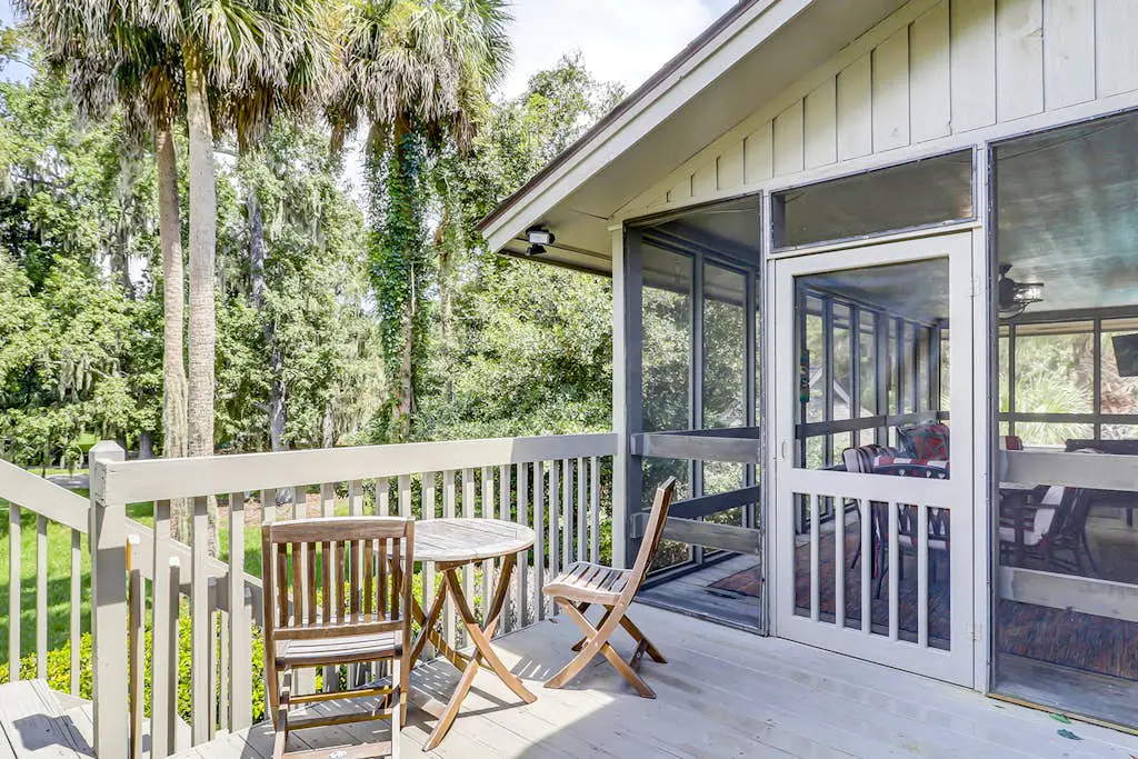 Secluded getaway: private hot tub & deck - less than a mile to Shipyard Beach