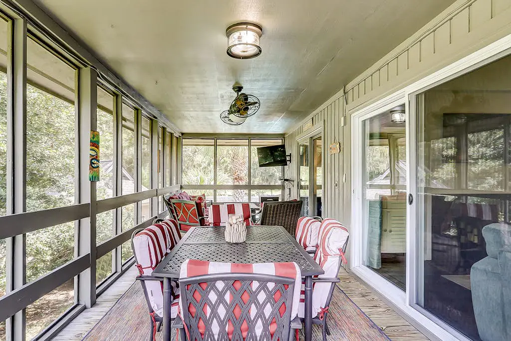 Secluded getaway: private hot tub & deck - less than a mile to Shipyard Beach