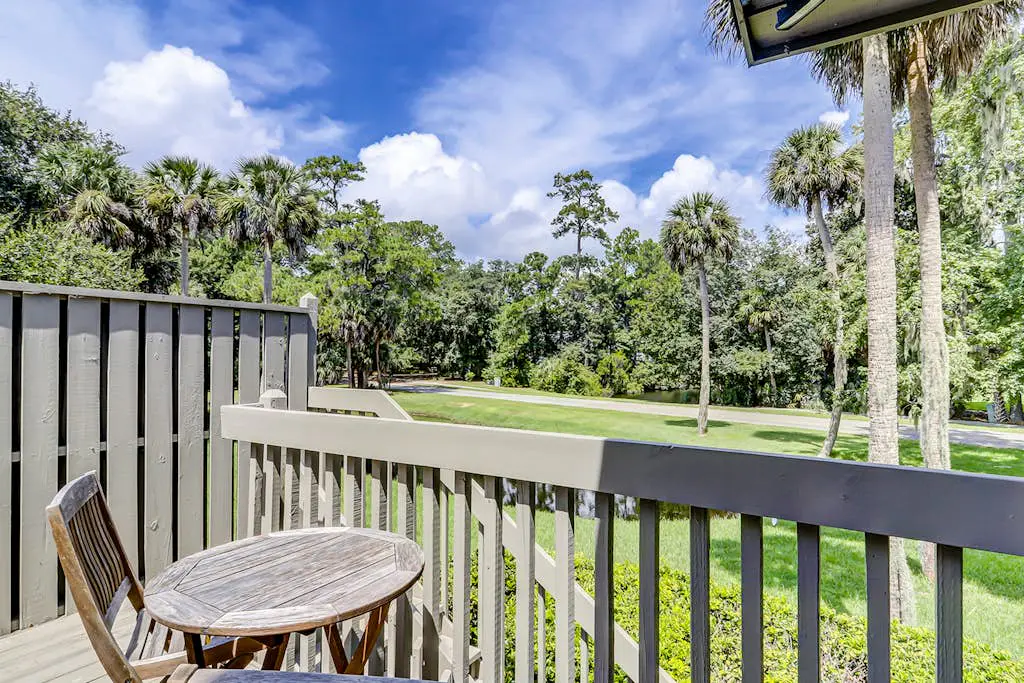 Secluded getaway: private hot tub & deck - less than a mile to Shipyard Beach