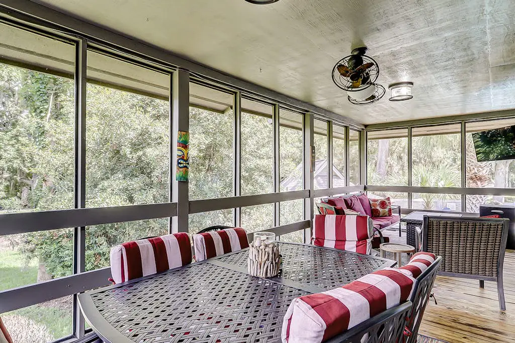 Secluded getaway: private hot tub & deck - less than a mile to Shipyard Beach