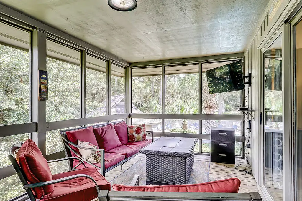 Secluded getaway: private hot tub & deck - less than a mile to Shipyard Beach
