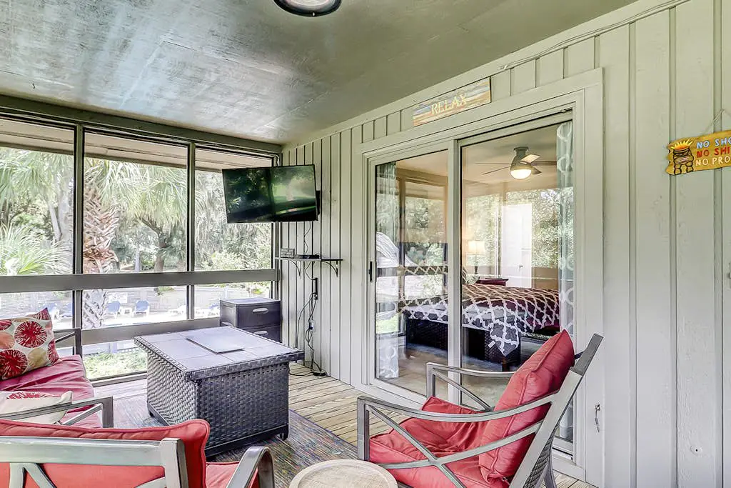 Secluded getaway: private hot tub & deck - less than a mile to Shipyard Beach