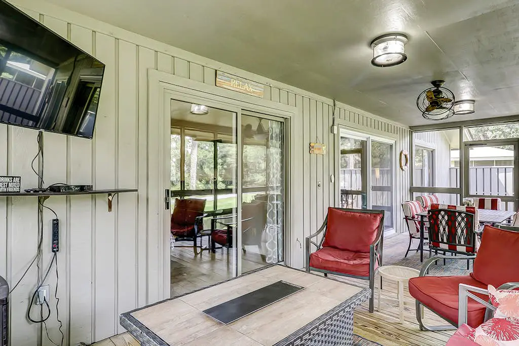 Secluded getaway: private hot tub & deck - less than a mile to Shipyard Beach
