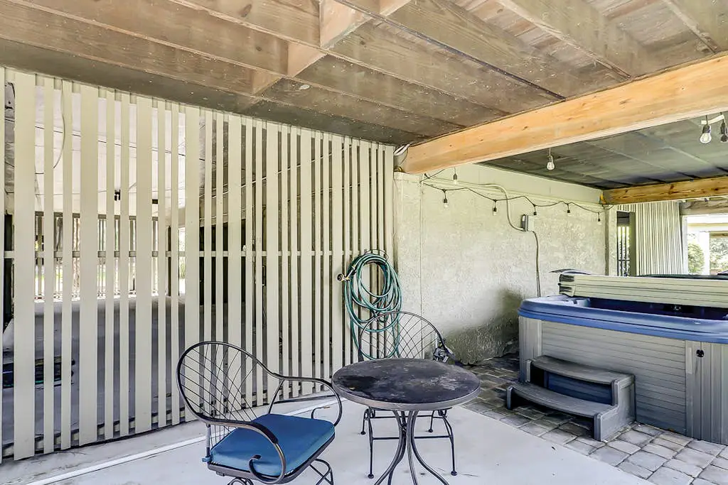 Secluded getaway: private hot tub & deck - less than a mile to Shipyard Beach