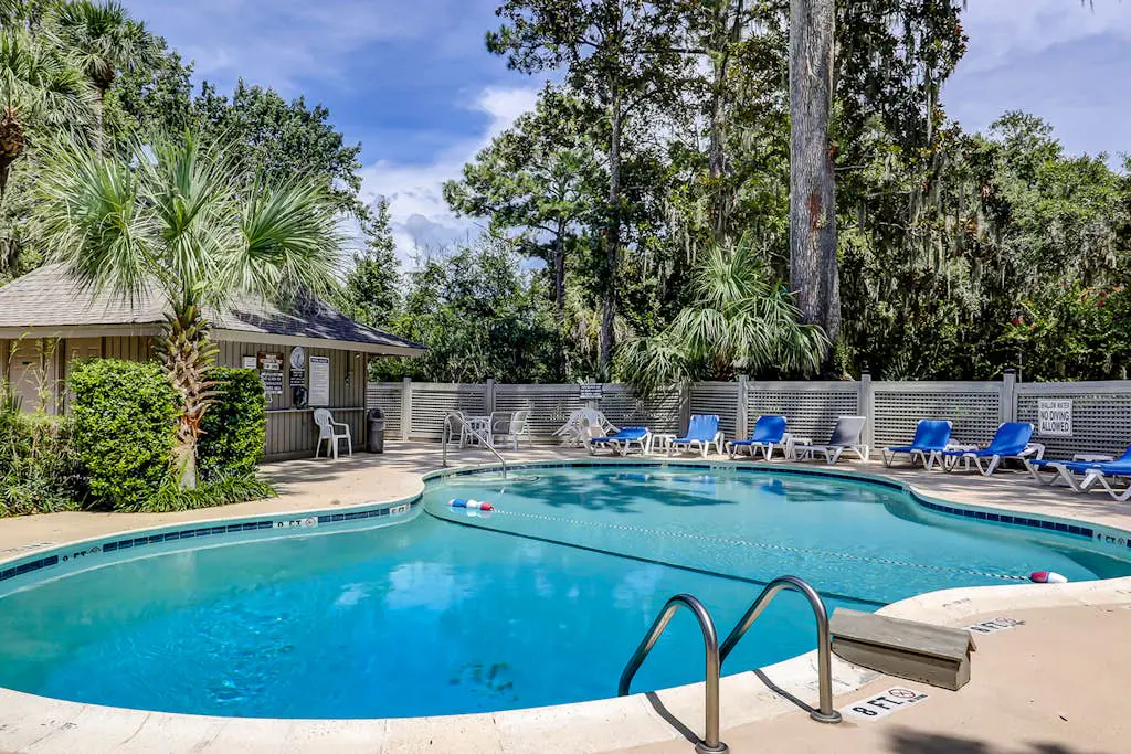 Secluded getaway: private hot tub & deck - less than a mile to Shipyard Beach