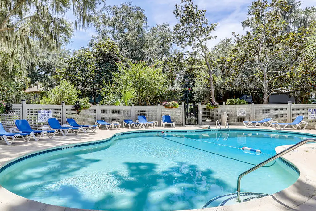 Secluded getaway: private hot tub & deck - less than a mile to Shipyard Beach