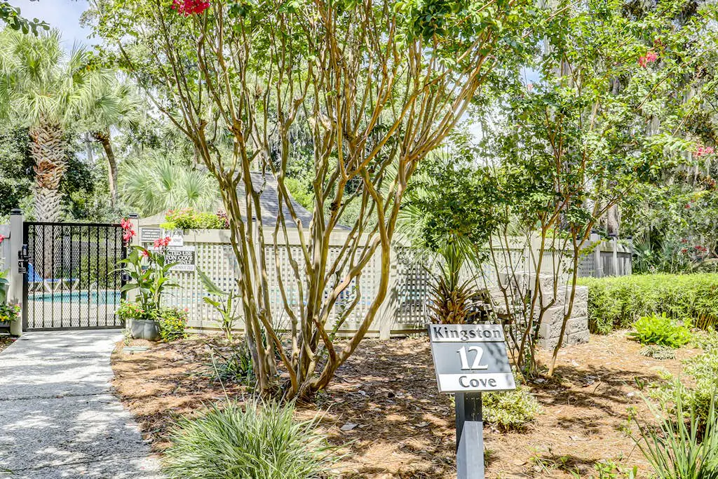 Secluded getaway: private hot tub & deck - less than a mile to Shipyard Beach
