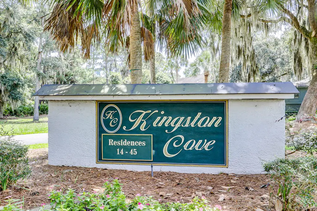Secluded getaway: private hot tub & deck - less than a mile to Shipyard Beach