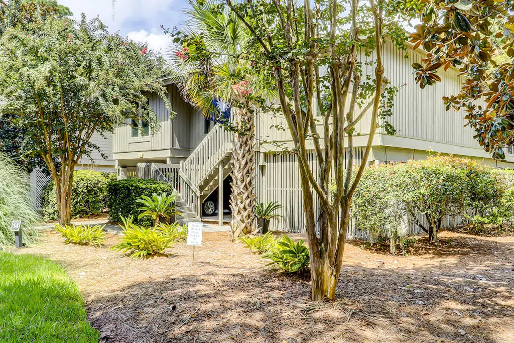 Secluded getaway: private hot tub & deck - less than a mile to Shipyard Beach